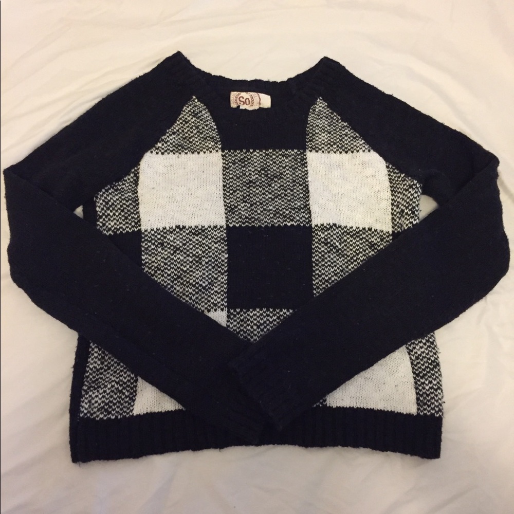 White and black sweater. Size S (juniors)